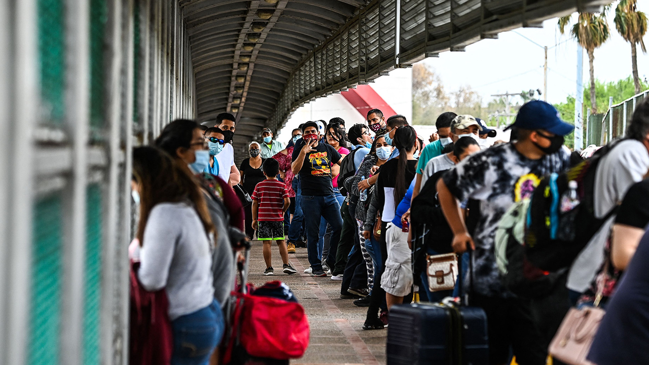 Most Americans Are Critical Of Governments Handling Of Situation At Us Mexico Border Pew 