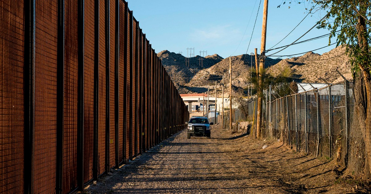 How Americans See Illegal Immigration The Border Wall And Political Compromise Pew Research Center