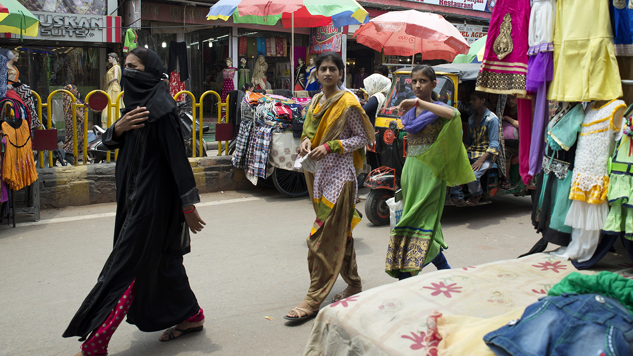 In India, head coverings are worn by most women, including 59% of Hindus |  Pew Research Center