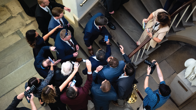 El presidente de la Cámara de Representantes, Mike Johnson, se aleja de los periodistas afuera de su oficina en el Capitolio de los Estados Unidos en Washington, DC, el 9 de septiembre de 2024. (Kent Nishimura/Getty Images)